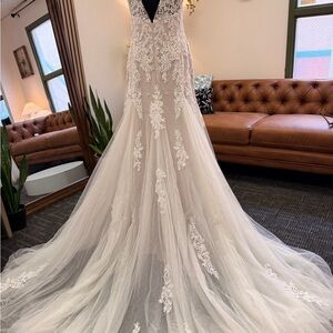 Elegant Lace Wedding Dress